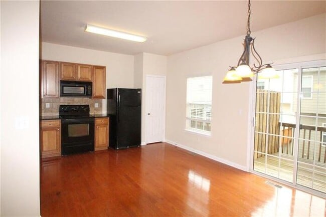 Building Photo - Beautiful and well maintenance three-story...