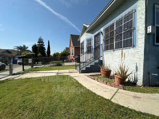 Building Photo - 155 W 43rd St