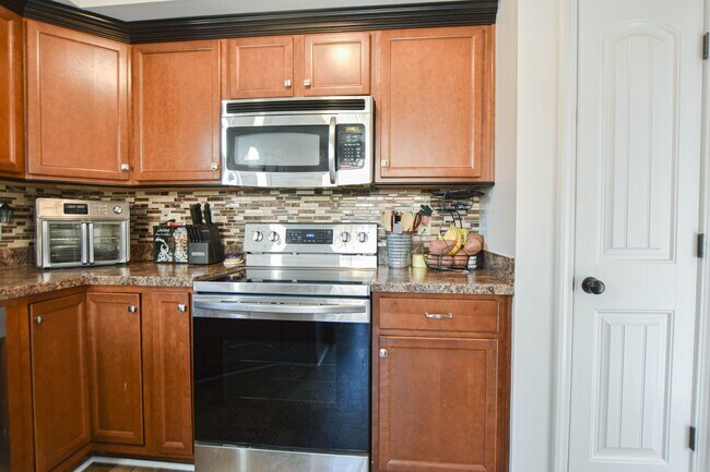 Building Photo - Pet Friendly Three Bedroom!