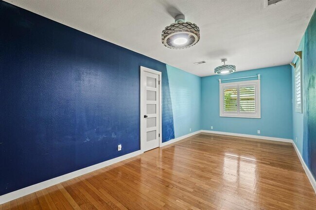 Building Photo - 5319 Saxon Dr