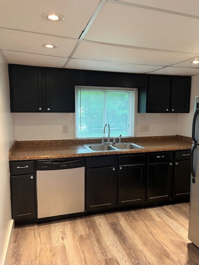 Building Photo - Charming 2-Bedroom Home Near Switchyard Park – Available August!