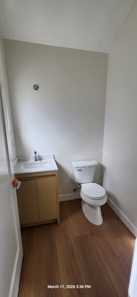 Guest bath - 1114 N Lake Ave