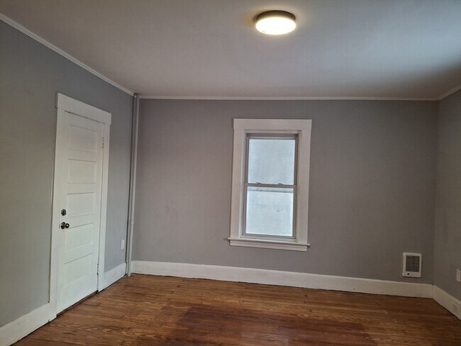 Building Photo - 14 Florence St