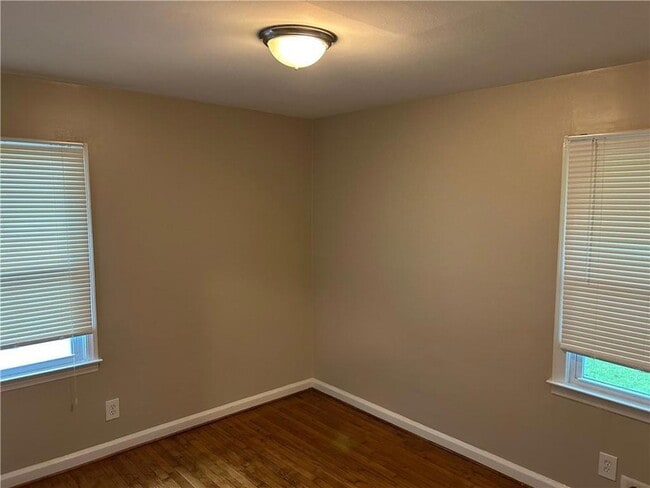 Building Photo - 3231 Pinehill Dr