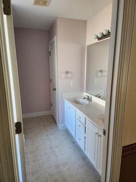 Building Photo - 176 Whispering Oaks Dr