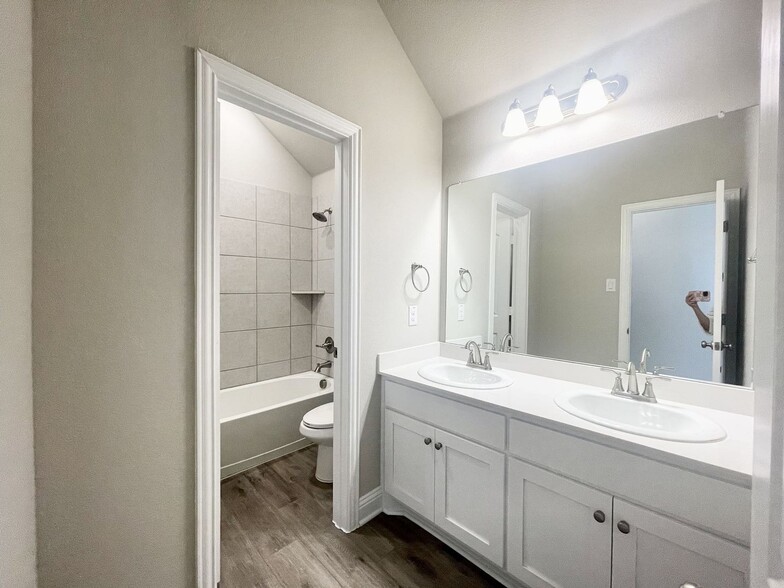 Building Photo - 3002 Pronghorn Dr