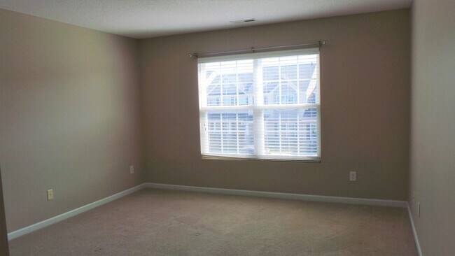 Building Photo - ~~ 4 Bedroom End Unit Townhome            ...