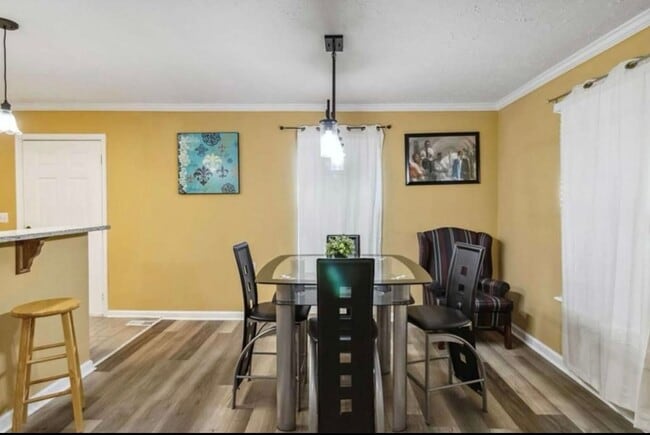 Building Photo - 4bd/2ba Home Minutes From W. Midtown w/ Fu...