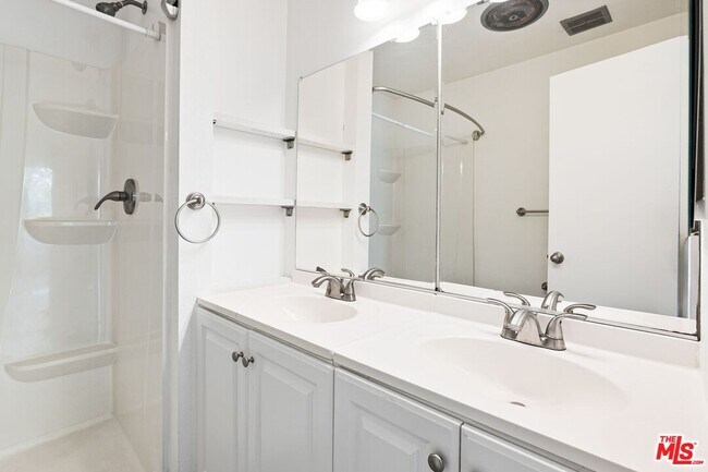 Building Photo - 2242 S Bentley Ave