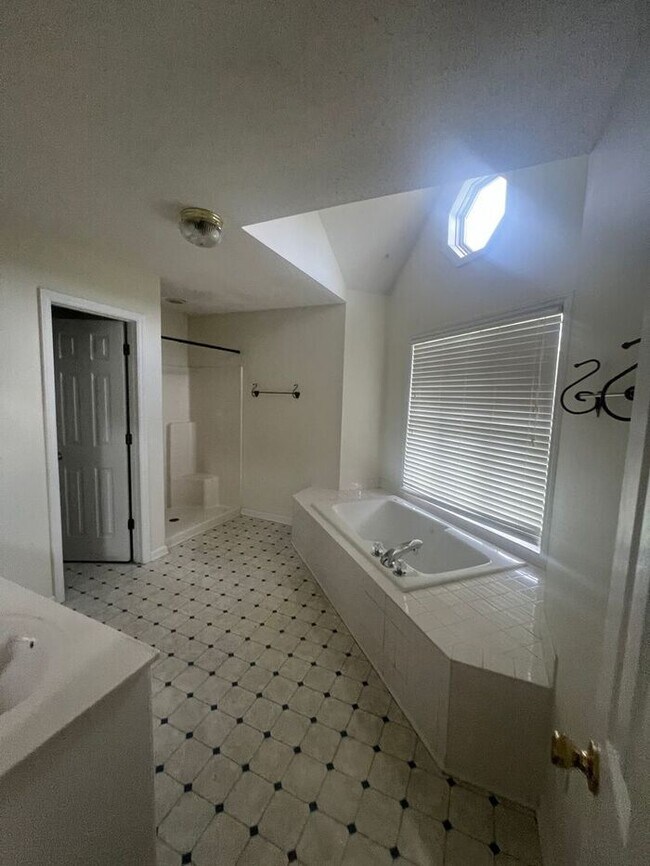 Building Photo - Breezewood Condo, 2 Brd/2bath, center of W...