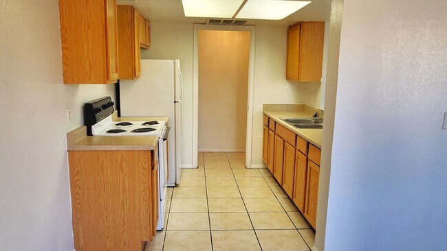 Building Photo - AFFORDABLE UNIT ON THE PHOENIX/TEMPE BORDER!