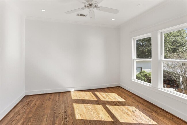 Building Photo - 1548 Cortlandt St