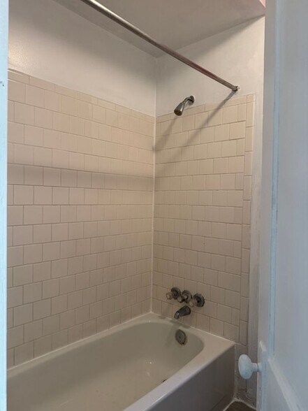 Building Photo - 1206 Oakhurst Pl