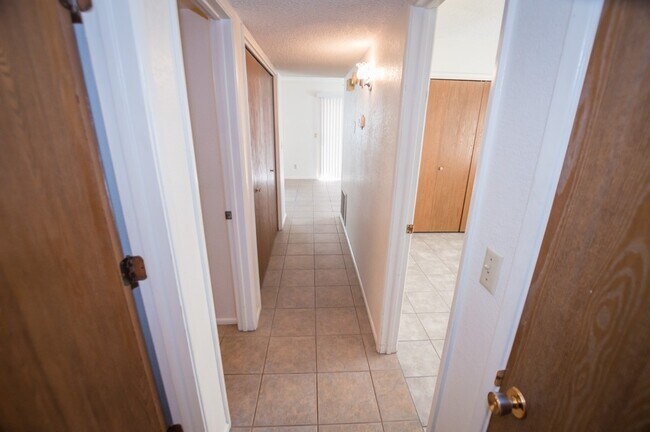 Building Photo - Welcome to this delightful 3-bedroom, 2-ba...