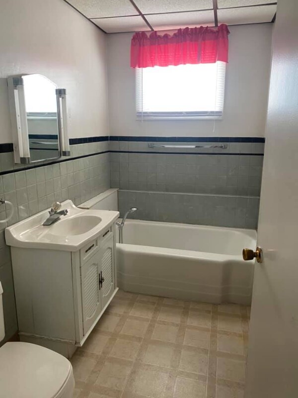 Building Photo - 206 Thompson Ave