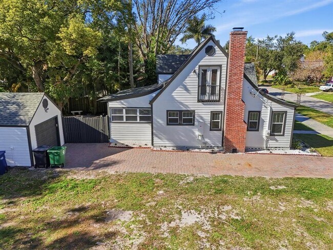 Building Photo - 1004 W Charter St