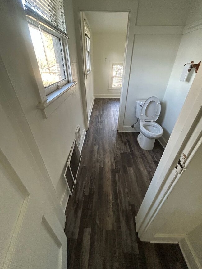 Building Photo - 1014 W 11th Ave