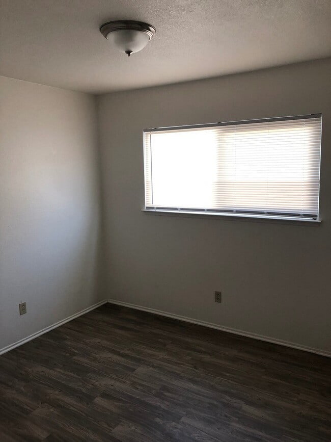 Building Photo - 1100 N Mooney Blvd
