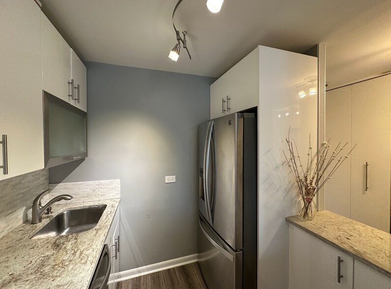 Building Photo - 400 E Randolph St