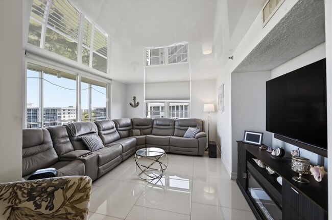 Building Photo - 4015 W Palm Aire Dr