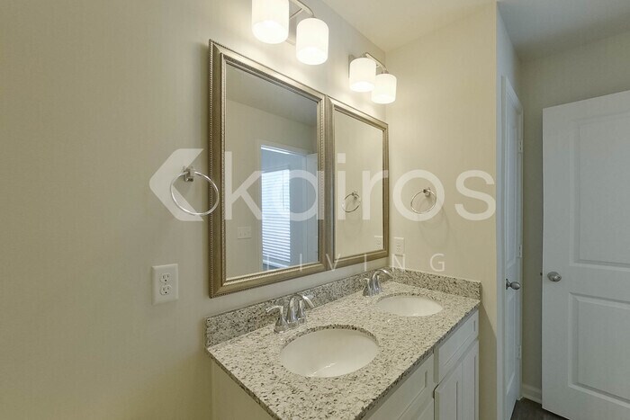 Building Photo - 2431 Banyan Cir