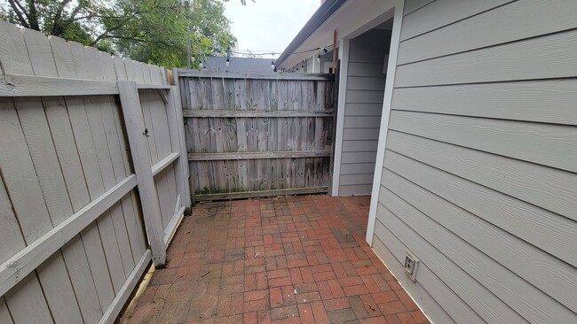 Building Photo - 2 Bed, 1.5 bath Townhome Available in Down...