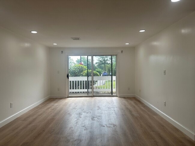 Building Photo - 15 Bower Rd