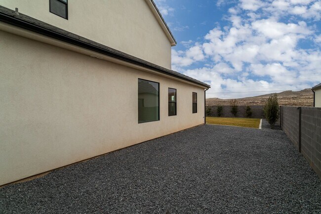 Building Photo - Gorgeous 5 bed | 3.5 bath |  Custom Home with RV Garage in Tonaquint!