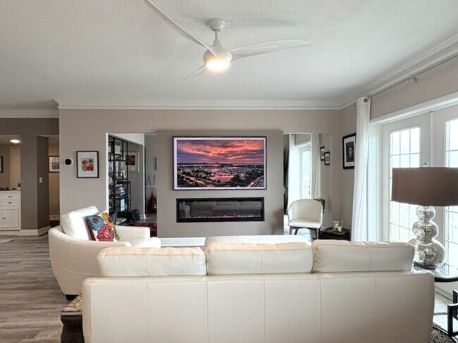 Building Photo - Stunning Penthouse with Amazing Views!