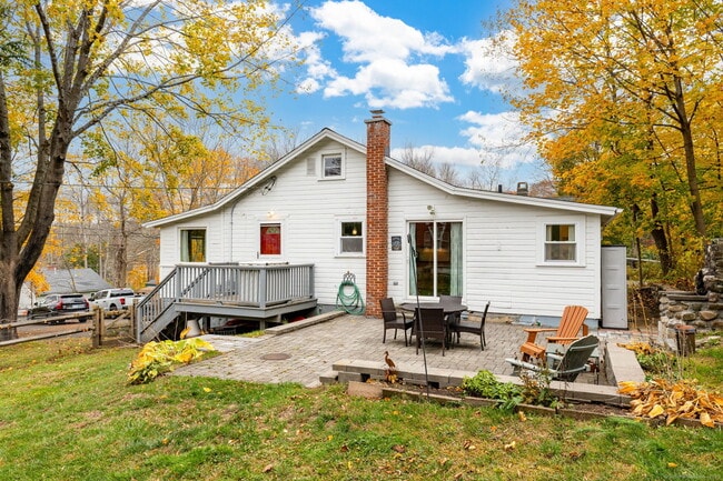 Building Photo - 30 Lakeview Dr