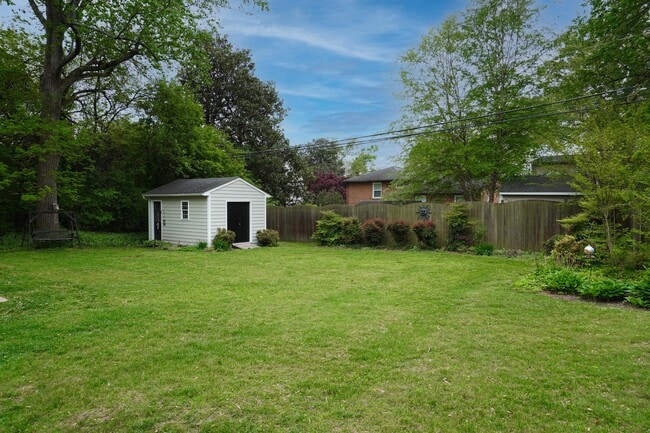 Building Photo - 2405 Kenmore Rd
