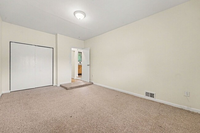 Building Photo - 76 Newland Ct