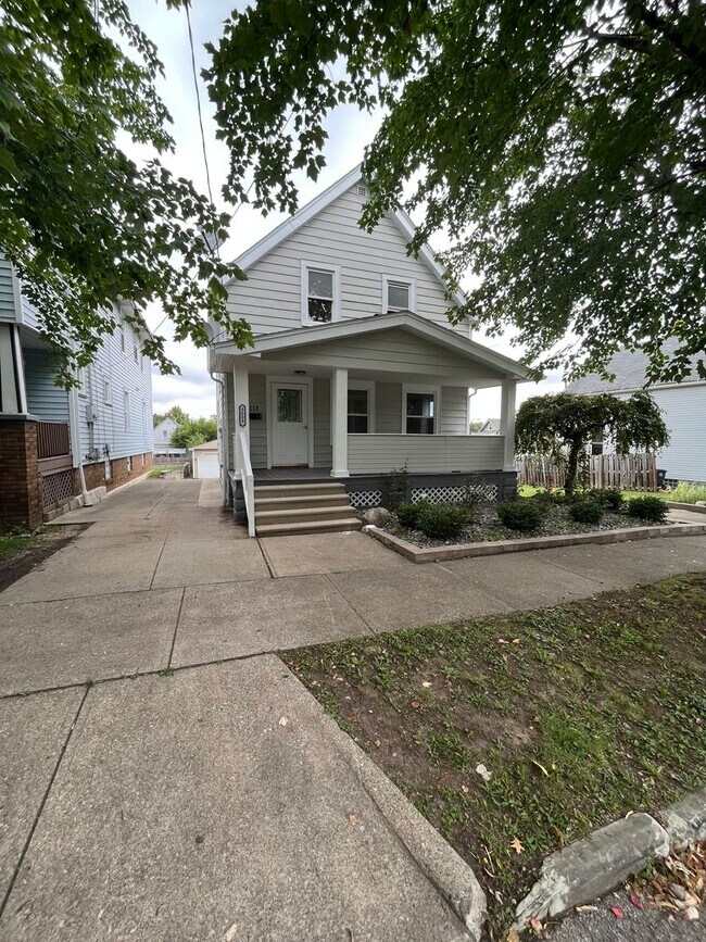 Building Photo - Old Brooklyn Area - 3 Bedroom Single Famil...