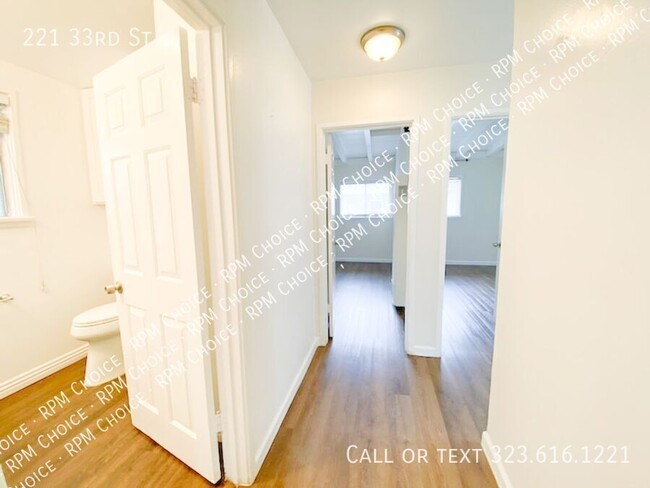 Building Photo - 221 33rd St