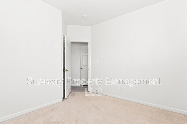 Building Photo - 7 Swan Ct