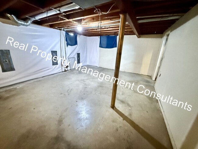 Building Photo - Charming 3-Bed Home with Fenced Yard & Garage
