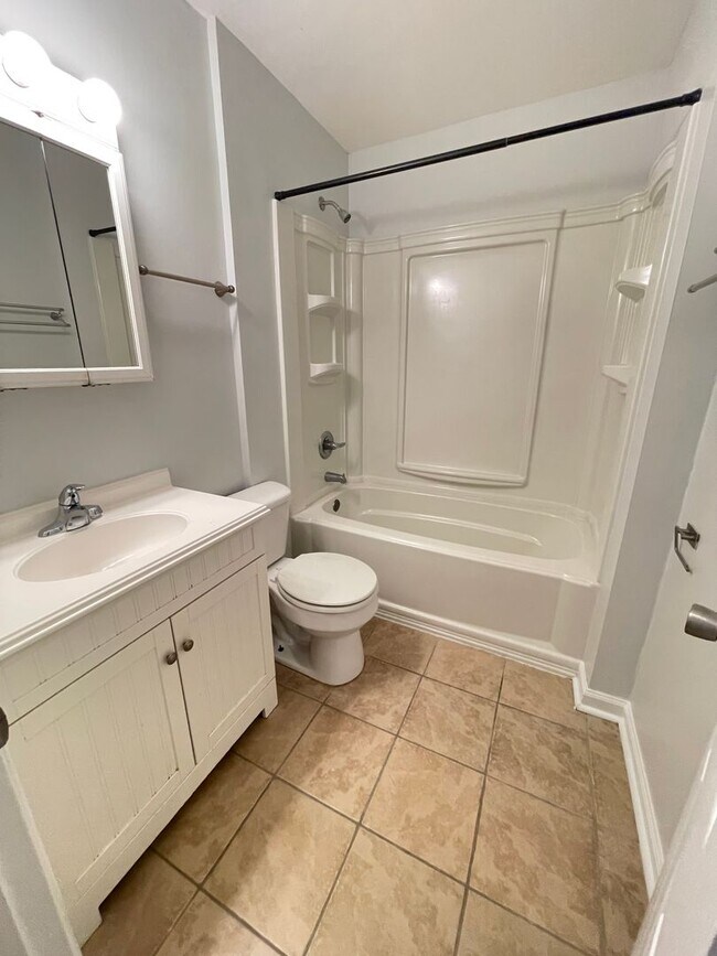 Building Photo - Sweet Spot in Carrboro! Inviting, updated 3br 2ba condo...Walk to Weaver St. & minutes to UNC