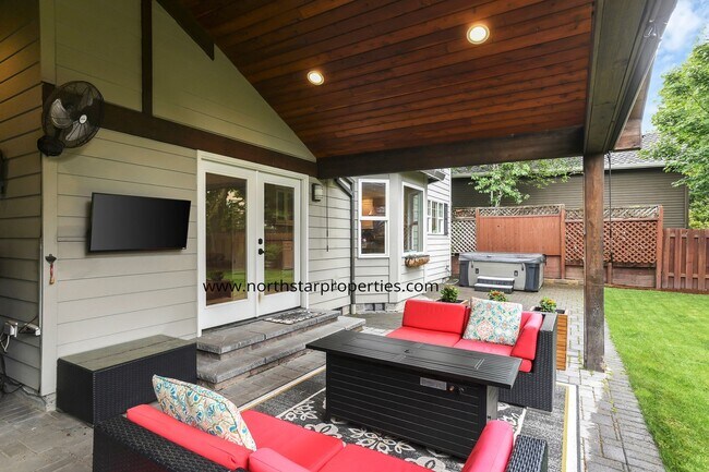 Building Photo - Lake Oswego Perfection