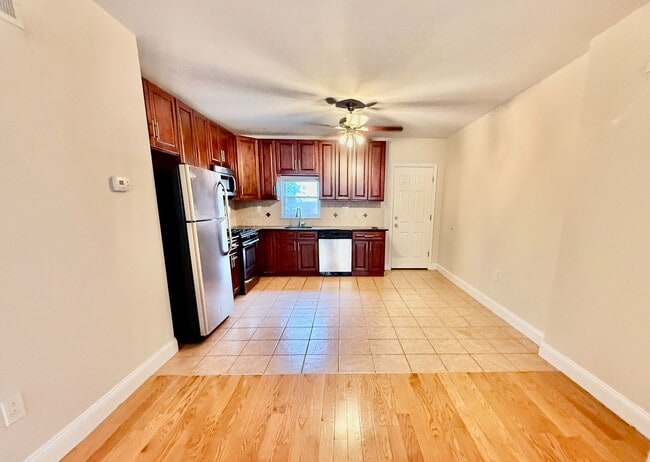 Building Photo - SPACIOUS 3BR/1BA HOUSE w/ Central AC-HARDW...