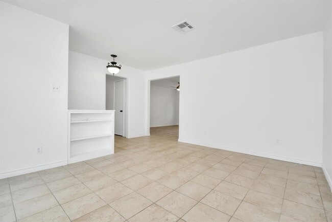 Building Photo - 10951 Shadow Wood Dr