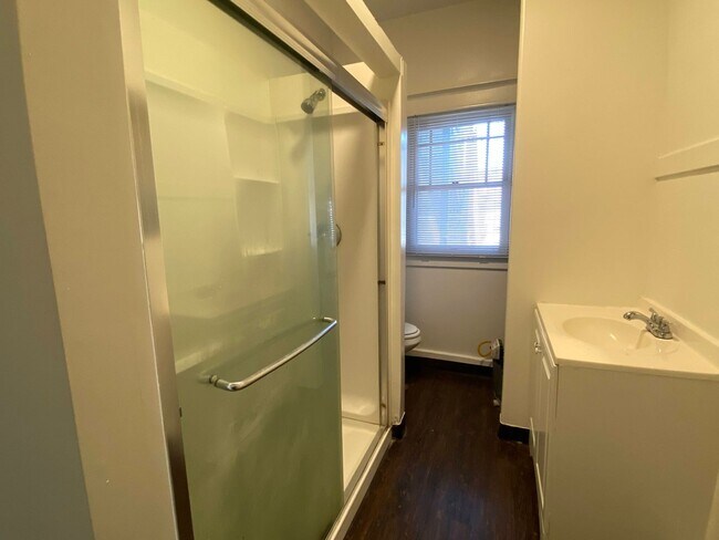 Building Photo - One Bed, One Bath Apartment Located Downtown