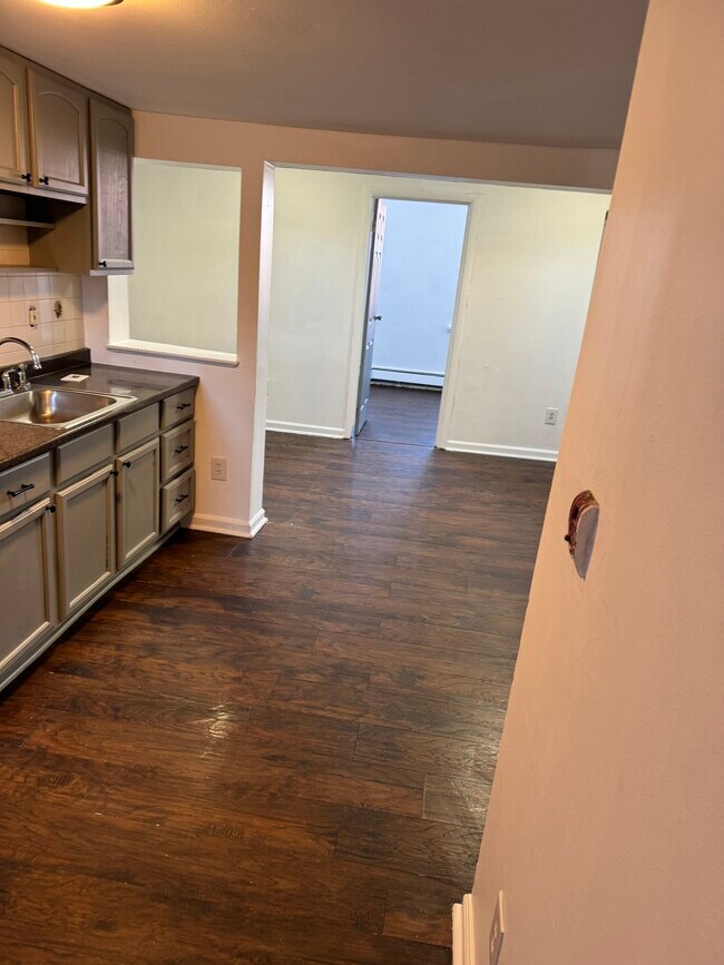 Building Photo - 424 E Girard Ave