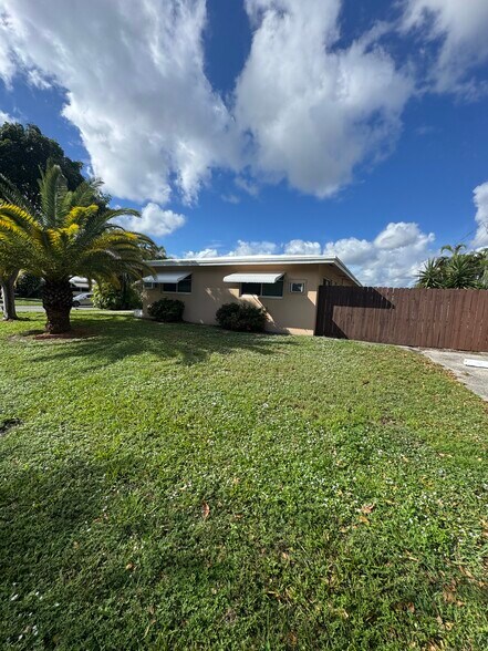 Building Photo - 2585 NE 11th Ct