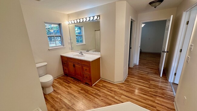 Building Photo - 413 Trist Pl