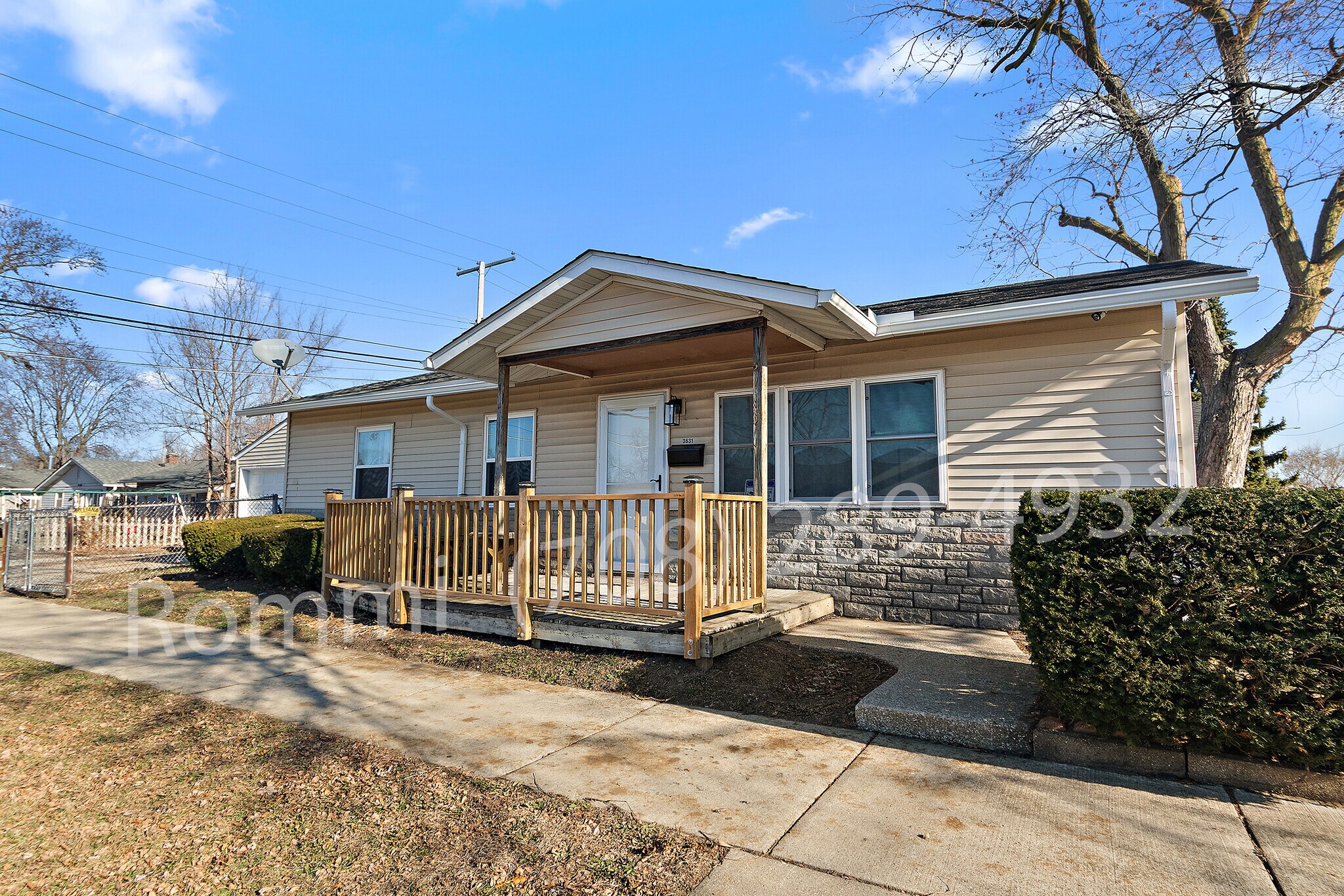 Front - 3631 165th St