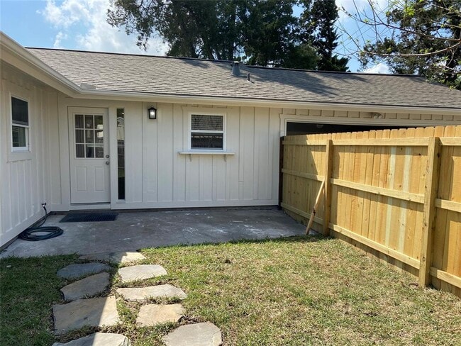 Building Photo - 7034 Sharpview Dr