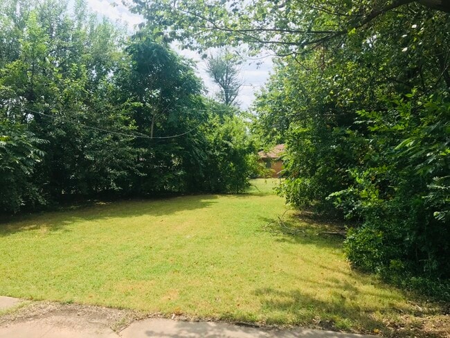 Building Photo - 1416 NE 39th St