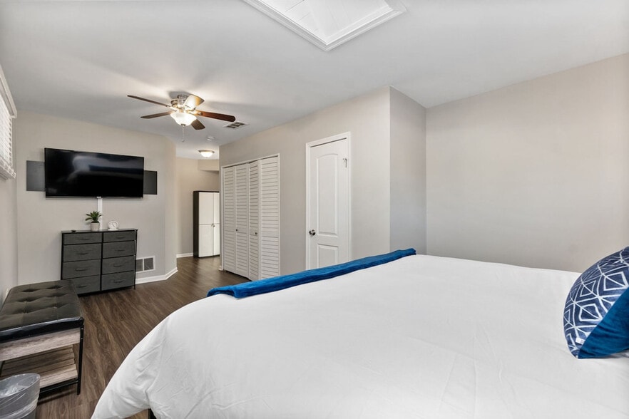 Building Photo - 6911 W 87th St