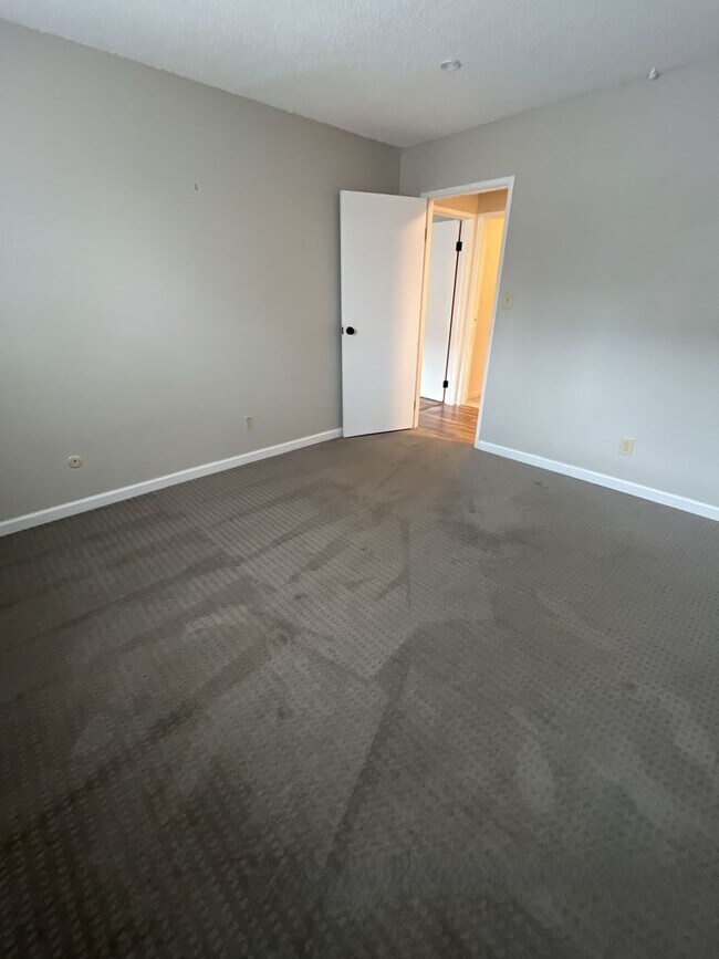 Building Photo - Recently Renovated 2 bedroom 1 bath Garden...