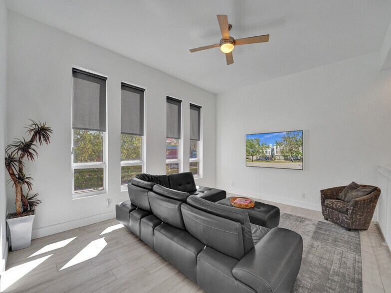 Building Photo - 703 SE 16th Ct